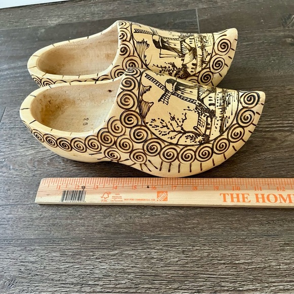 Wooden Clogs with Windmill Design - Picture 3 of 11